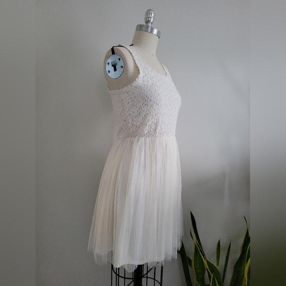 Lace and tulle dress with heart-shaped cut out on back - Picture 5 of 5